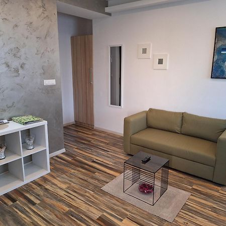 Apartments And Rooms Lorena 236 로비니 외부 사진