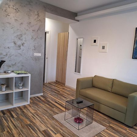 Apartments And Rooms Lorena 236 로비니 외부 사진