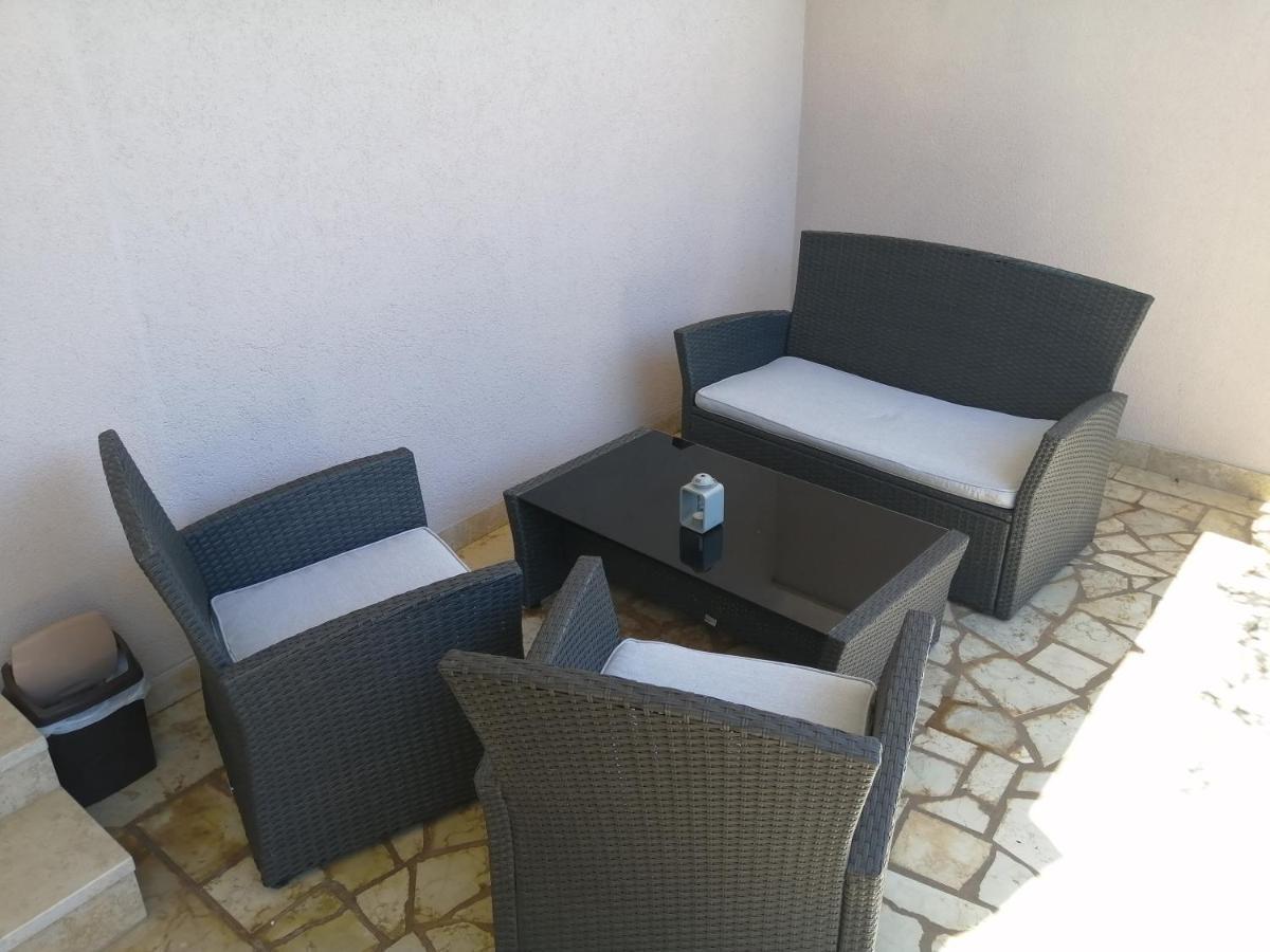 Apartments And Rooms Lorena 236 로비니 외부 사진