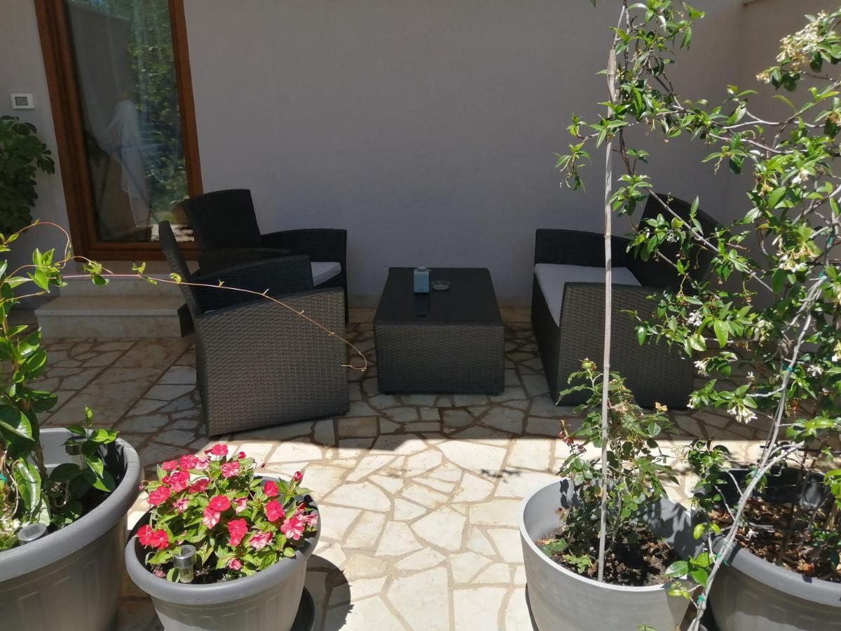 Apartments And Rooms Lorena 236 로비니 외부 사진