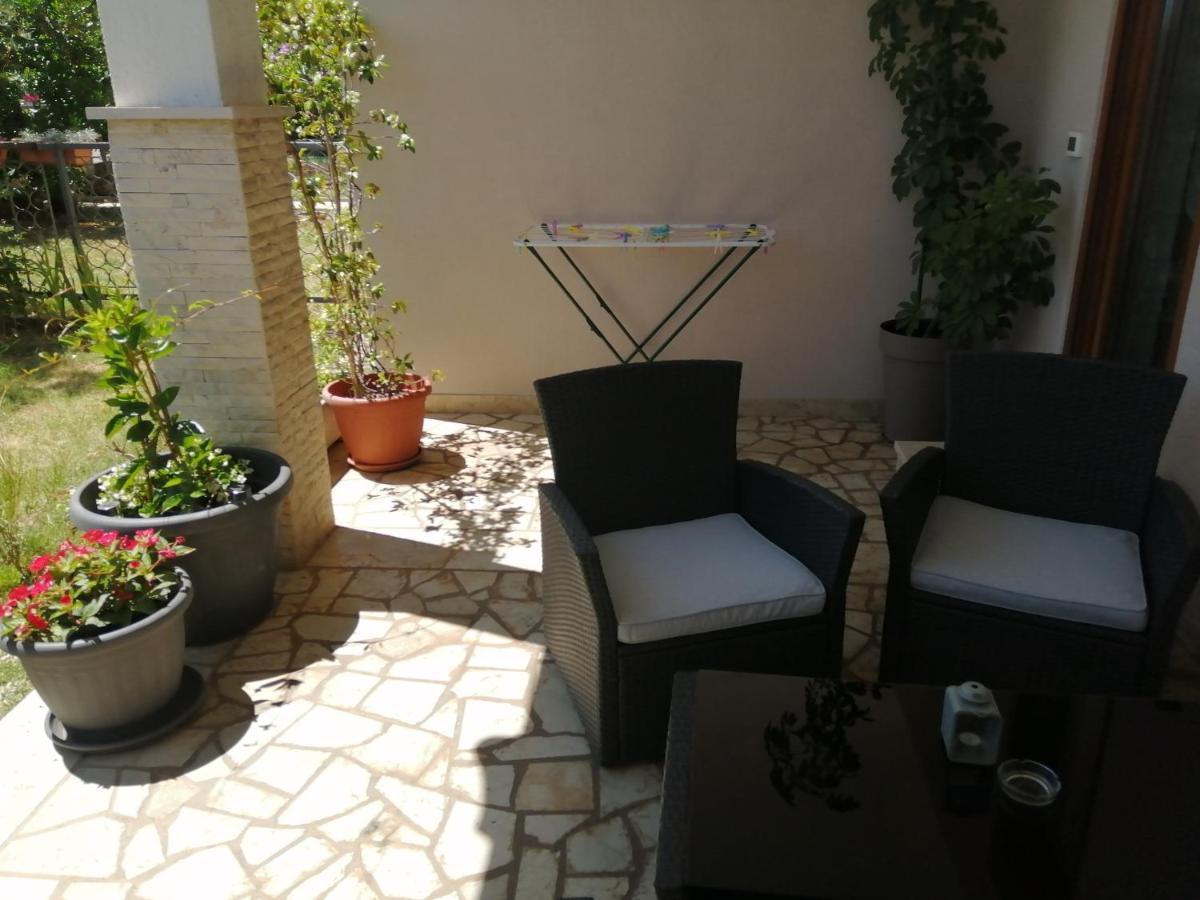 Apartments And Rooms Lorena 236 로비니 외부 사진