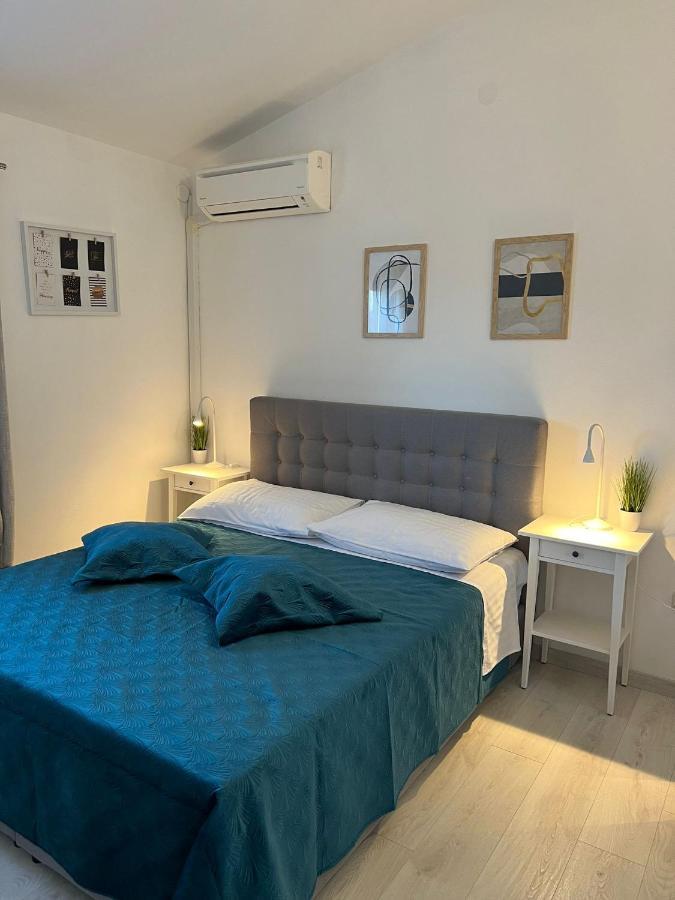 Apartments And Rooms Lorena 236 로비니 외부 사진
