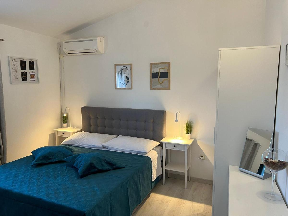 Apartments And Rooms Lorena 236 로비니 외부 사진