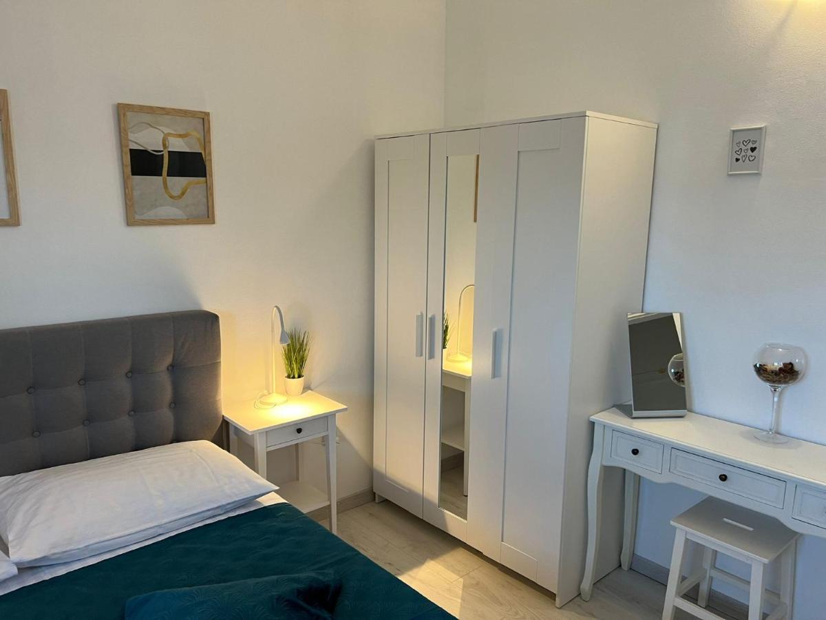 Apartments And Rooms Lorena 236 로비니 외부 사진