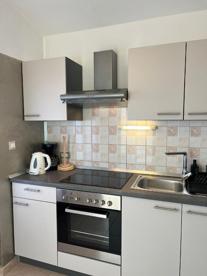 Apartments And Rooms Lorena 236 로비니 외부 사진