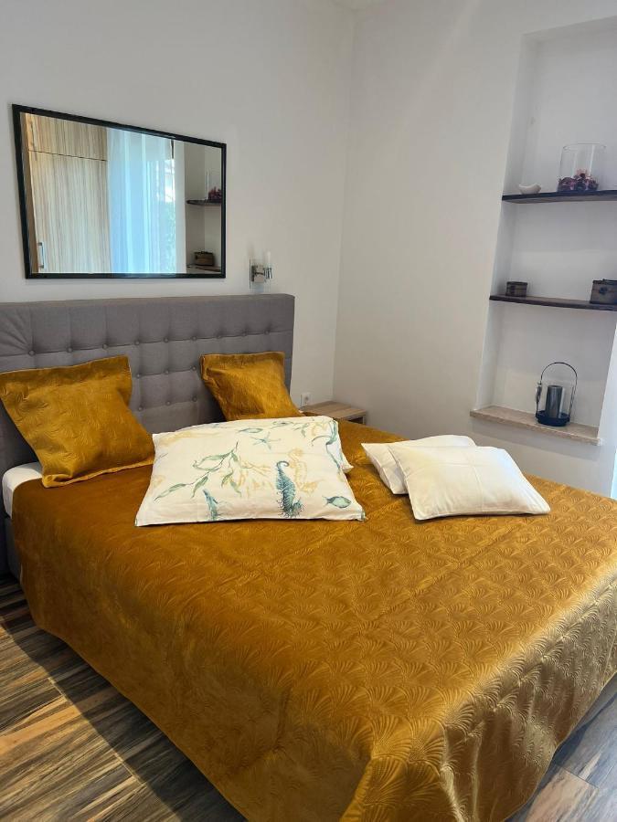 Apartments And Rooms Lorena 236 로비니 외부 사진