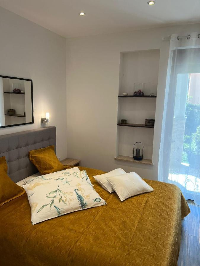 Apartments And Rooms Lorena 236 로비니 외부 사진