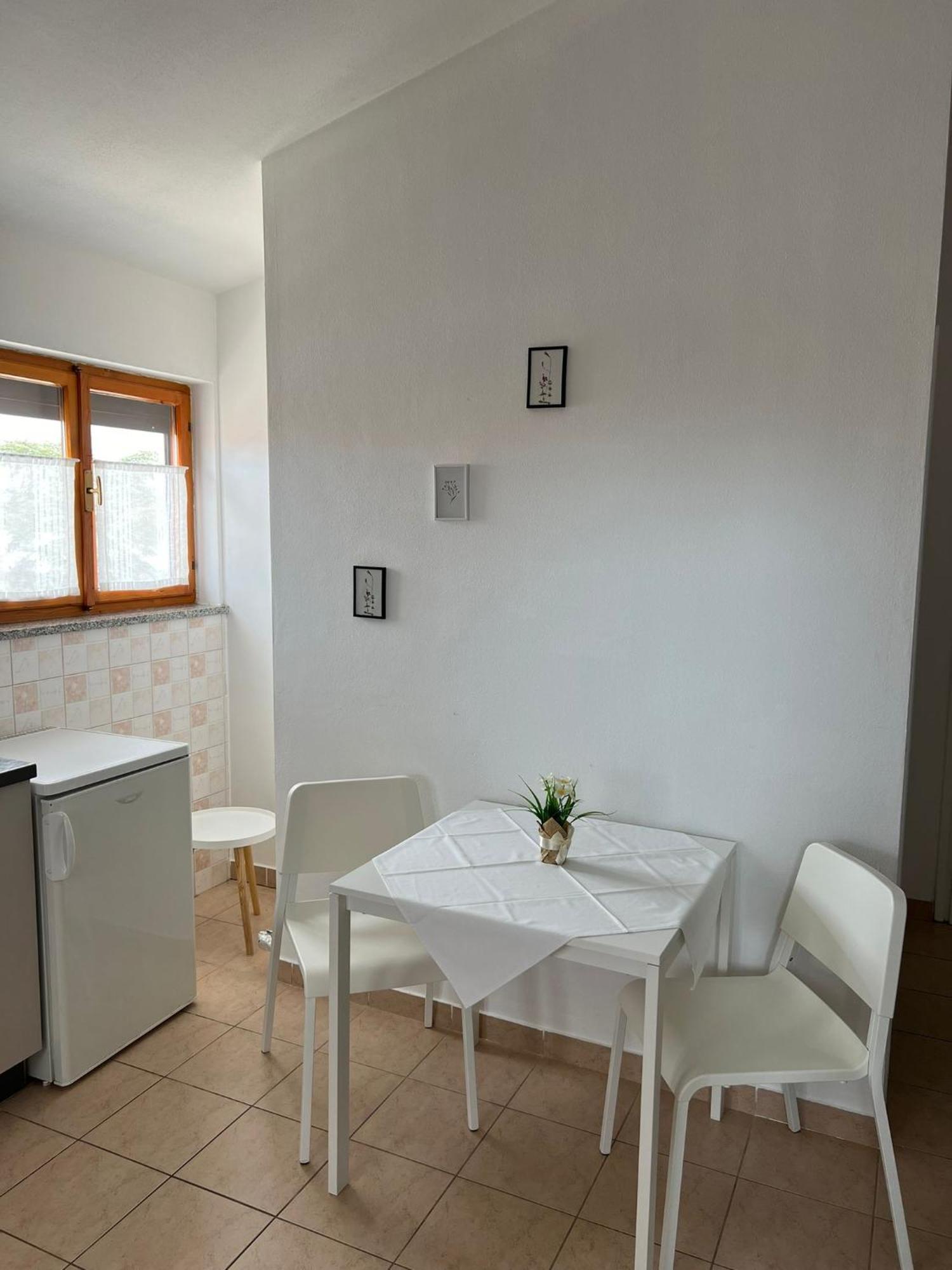Apartments And Rooms Lorena 236 로비니 외부 사진