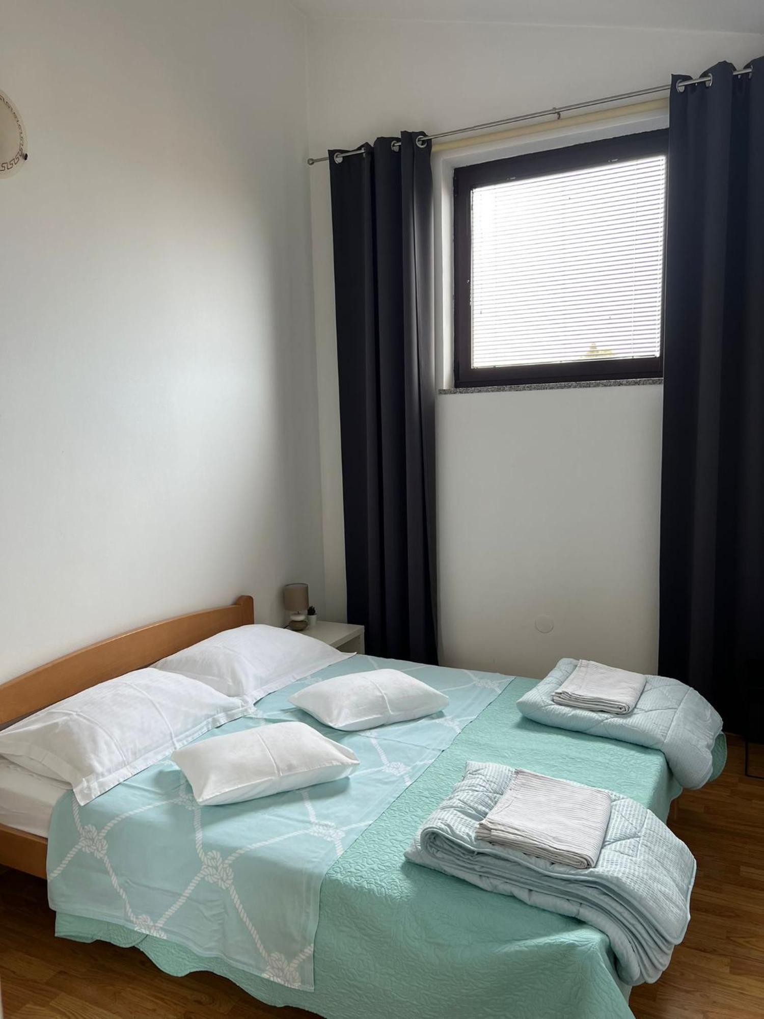 Apartments And Rooms Lorena 236 로비니 외부 사진