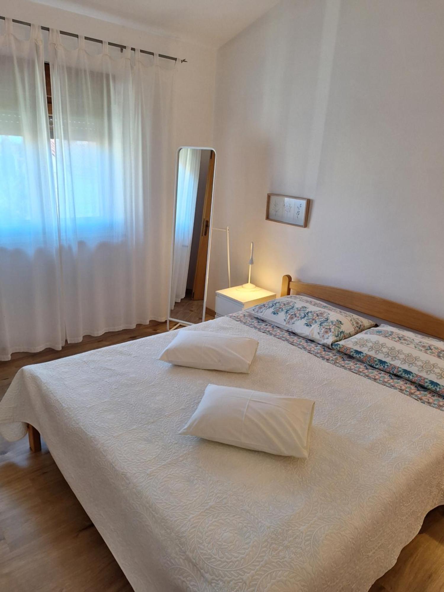 Apartments And Rooms Lorena 236 로비니 외부 사진