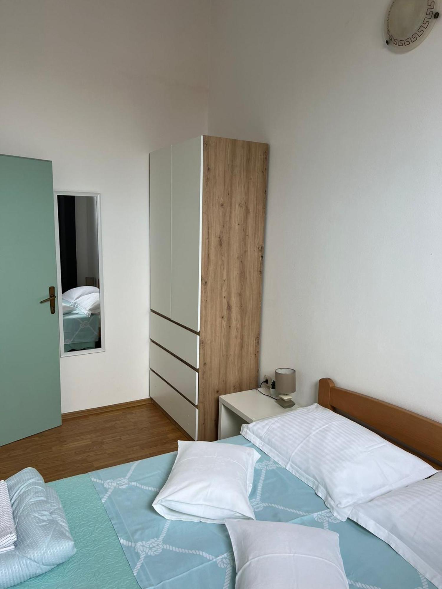 Apartments And Rooms Lorena 236 로비니 외부 사진