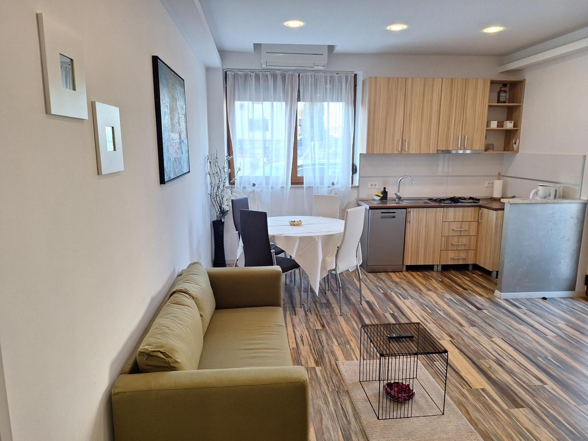 Apartments And Rooms Lorena 236 로비니 외부 사진