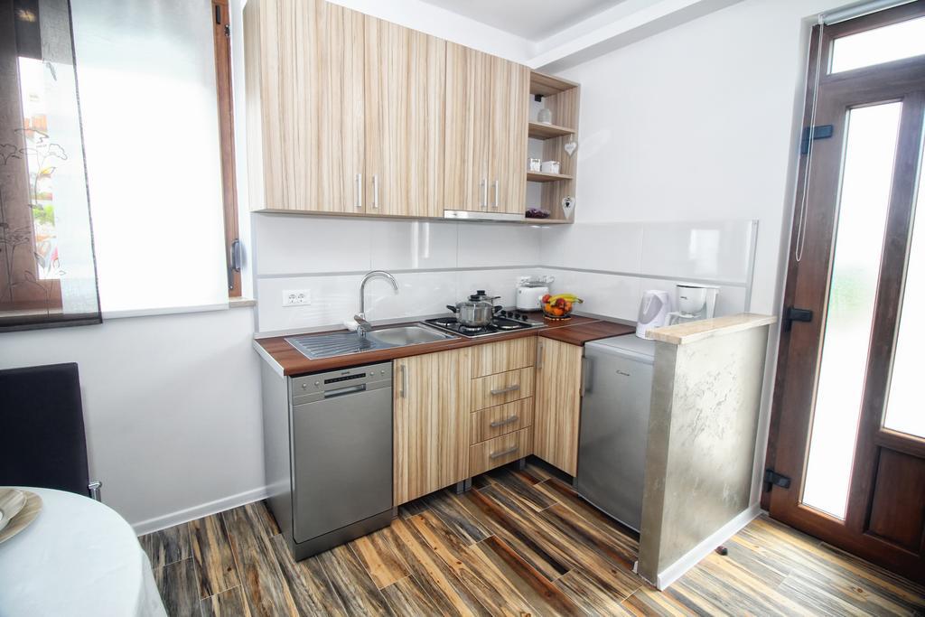 Apartments And Rooms Lorena 236 로비니 외부 사진