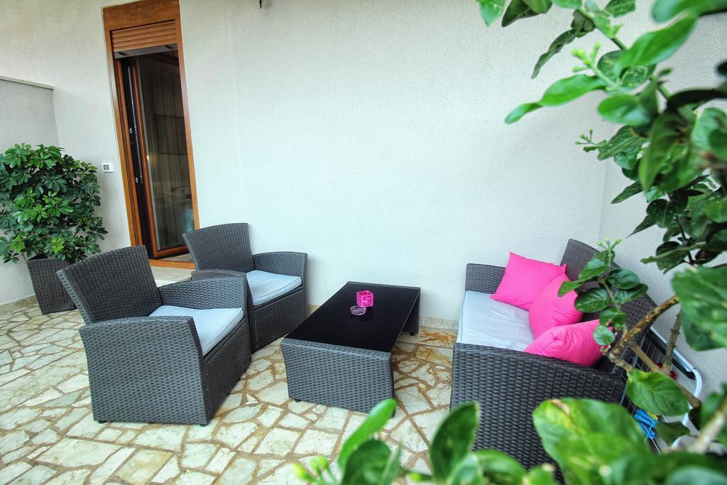 Apartments And Rooms Lorena 236 로비니 외부 사진