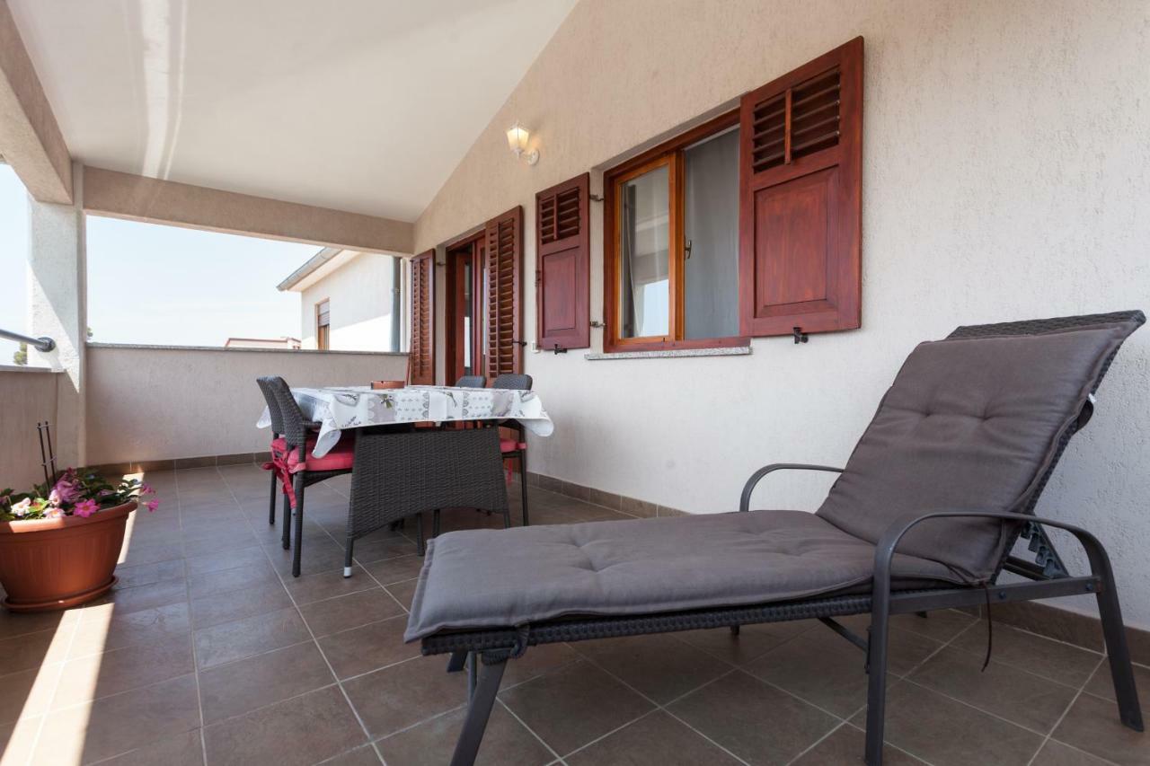 Apartments And Rooms Lorena 236 로비니 외부 사진