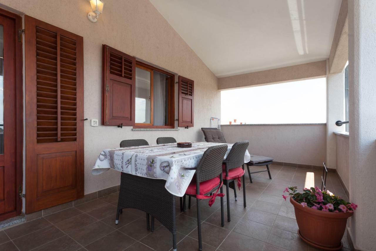 Apartments And Rooms Lorena 236 로비니 외부 사진