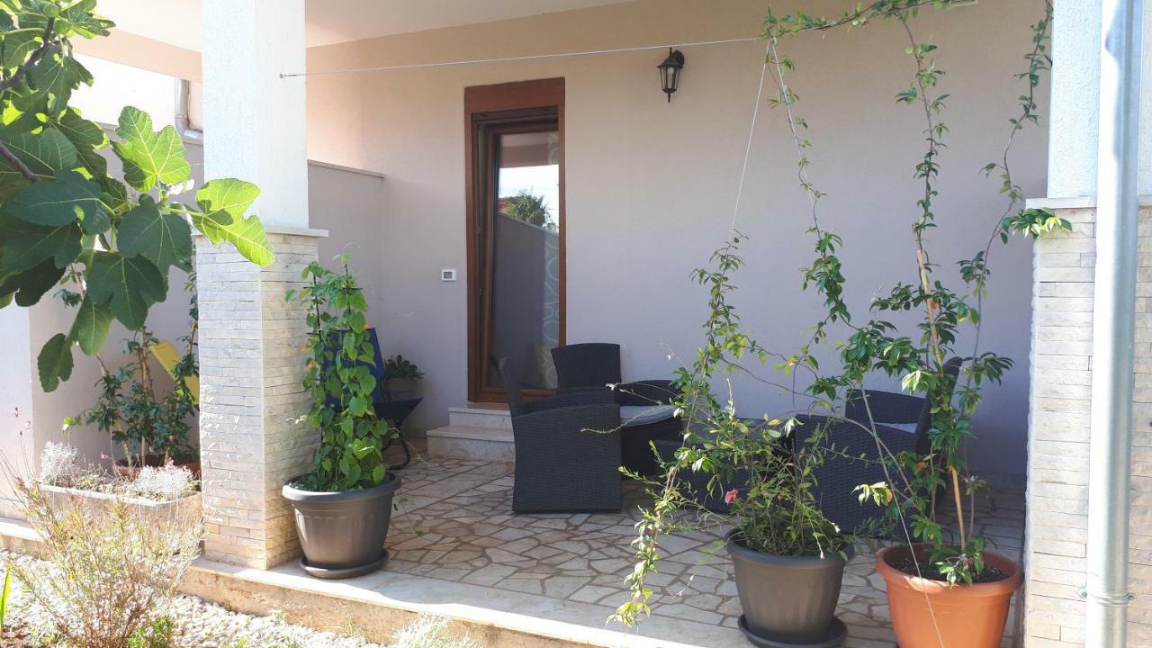 Apartments And Rooms Lorena 236 로비니 외부 사진