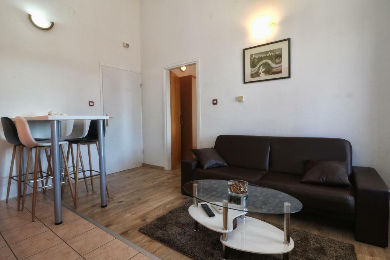 Apartments And Rooms Lorena 236 로비니 외부 사진