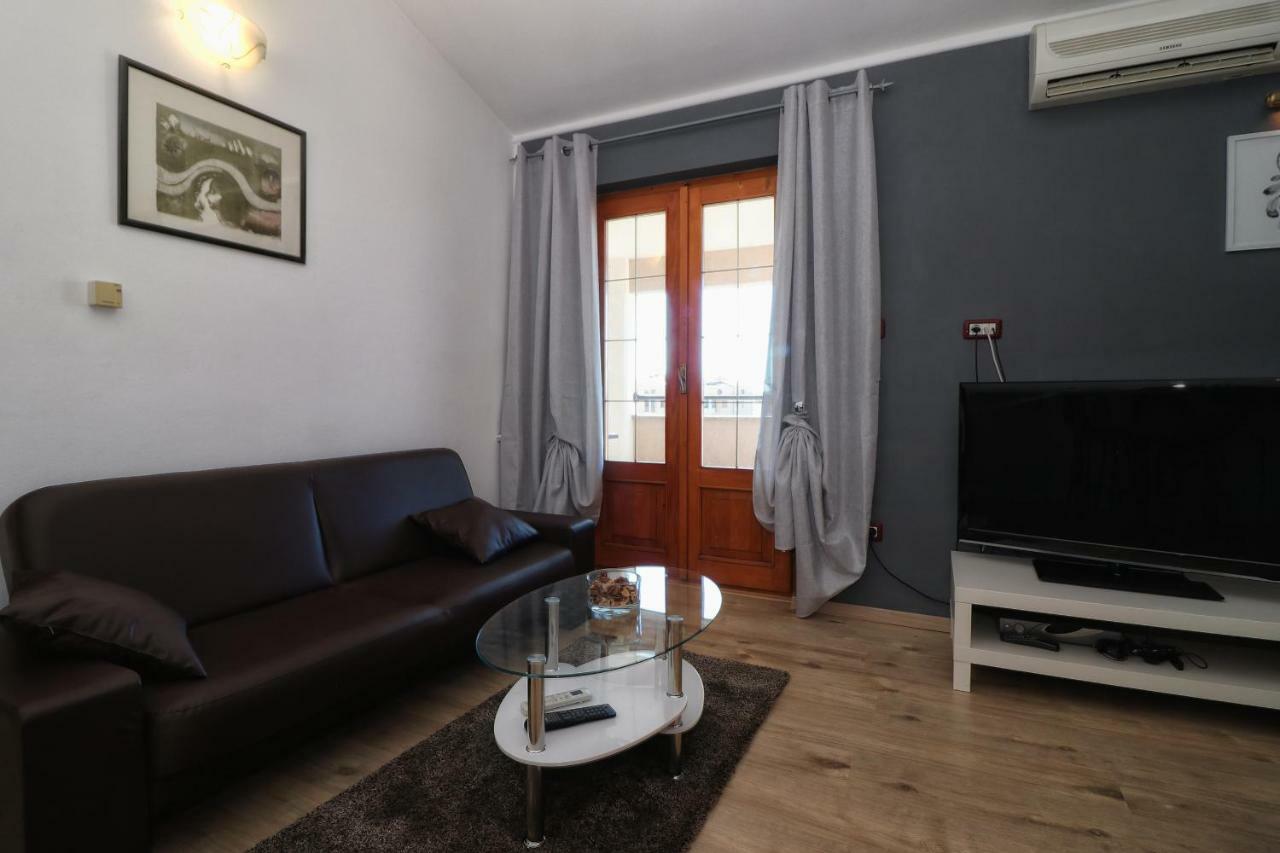 Apartments And Rooms Lorena 236 로비니 외부 사진